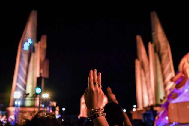 16일 방콕 민주기념탑 근처에서 열린 집회에서 한 참가자가 손가락 세 개를 펴 저항의 뜻을 표하고 있다. 영화 '헝거 게임'에서 따온 것이다.