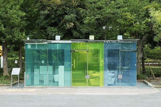 도쿄의 한 공원에 설치된 투명 화장실.
