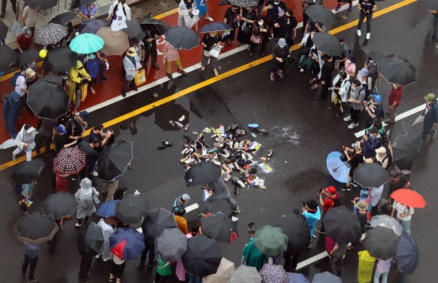 (자료사진) 서울 종로구 사직로에서 문재인 대통령 이름에 신발을 던지며 집회를 하고 있는 보수단체의 모습. 2020.8.15