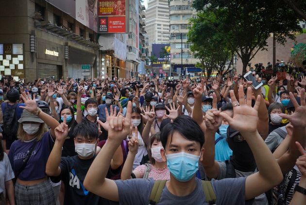 홍콩 반환 23주년인 7월1일, 보안법에 항의하는 시위에 나선 시민들이 다섯 가지 요구사항을 뜻하는 다섯 손가락을 들어보이고 있다. 2020년 7월1일.