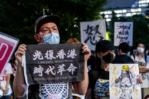 사진은 일본 도쿄에서 열린 홍콩 보안법 규탄 시위에서 한 시민이 '홍콩 광복' 등의 문구가 적힌 플래카드를 들고 있는 모습. 도쿄, 일본. 2020년 8월12일.