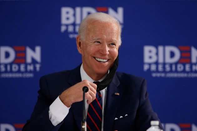 (자료사진) 조 바이든이 경제활동 재개에 관한 지역주민들과의 간담회에서 웃음을 지어보이고 있다. 필라델피아, 펜실베이니아주. 2020년 6월11일.