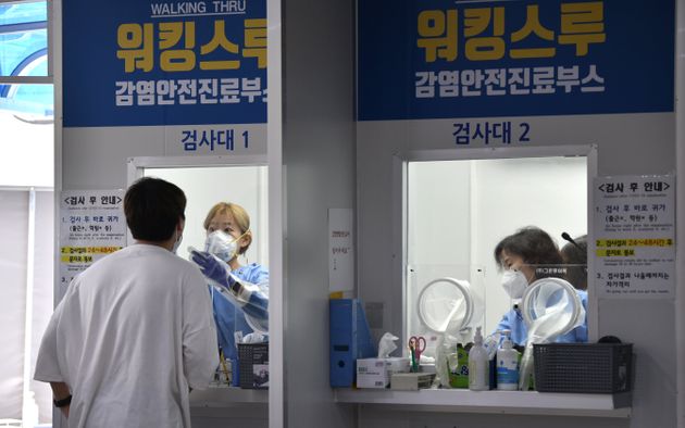 18일 서울의 한 선별진료소에서 코롸19 검사를 진행 중인 모습