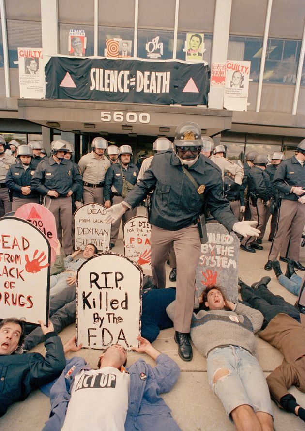 행동주의 단체인 ACT UP은 1980년대 내내 식품의약품안전청의 마약 승인 과정에 반대하는 시위를 벌였다. 