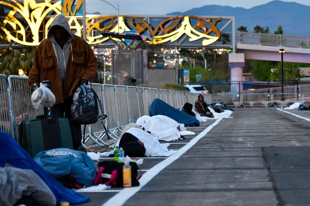 코로나19 양성반응이 나온 후 미국 라스베이거스는 노숙자들을 주차장으로 옮겼다.