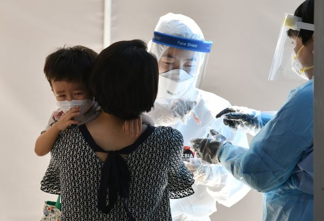 18일 서울의 한 선별진료소에서 유아가 코로나19 검사를 받고 있는 모습