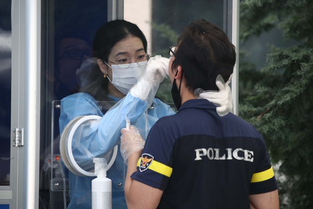19일 서울의 한 선별진료소에서 경찰들이 단체로 코로나19 검사를 받았다.