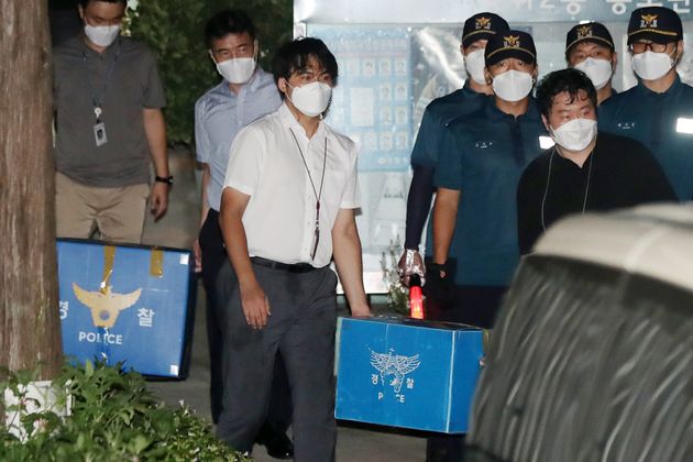 22일 새벽 서울 성북구 사랑제일교회 압수수색을 마친 경찰이 압수품을 차량에 옮겨 싣고 있다.  