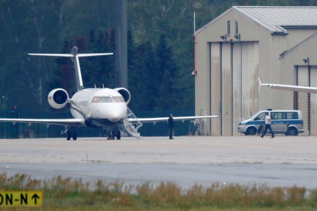 독극물 중독 의심 증상으로 의식을 잃은 러시아 야권 인사 알렉세니 나발니를 태운 비행기가 독일 베를린 테겔공항에 도착하고 있다. 2020년 8월22일.