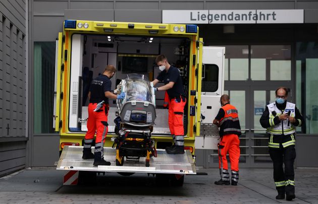 의료진들이 병원에 도착한 알렉세이 나발니를 옮기고 있다. 그는 이곳 독일 샤리테병원에서 치료를 받을 예정이다. 2020년 8월22일.
