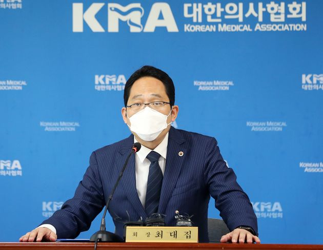 최대집 대한의사협회 회장이 21일 오후 서울 용산구 의사협회 용산임시회관에서 대국민 담화를 발표하고 있다.