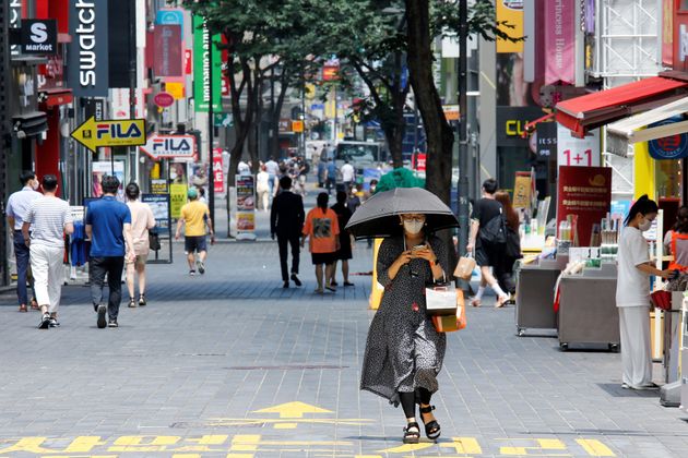 서울 명동에서 마스크를 착용한 시민들이 발걸음을 옮기고 있다. 2020년 8월19일.