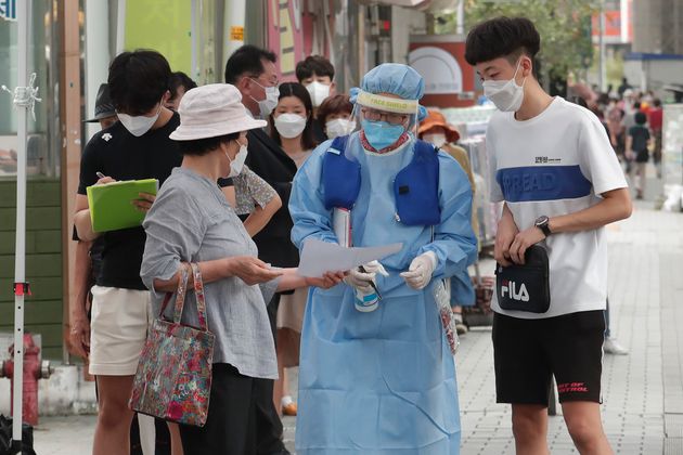 서울의 한 임시 선별진료소에서 의료진이 코로나19 검사를 안내하고 있다. 2020년 8월20일.