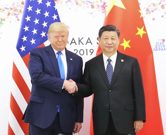 (자료사진) 도널드 트럼프 미국 대통령이 시진핑 중국 국가주석과의 정상회담을 앞두고 악수를 나누고 있다. 오사카, 일본. 2019년 6월29일.