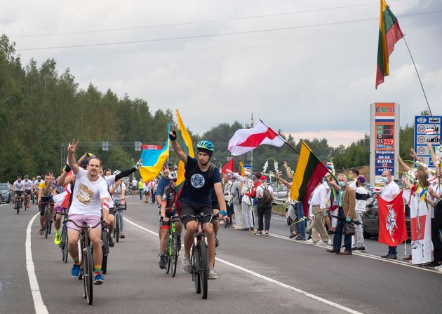 2020년 8월 23일 일요일, 리투아니아 빌뉴스 동부를 가로지르는 리투아니아-벨라루스 국경 메디닌카이 부근에서 사람들이 빌니우스에서 벨라루스 국경까지 약 5만 명의 인간 사슬을 만들었다. 벨라루스의 야당 지지자들이 자전거를 타고 행진하고 있다.