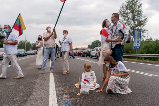 2020년 8월 23일 리투아니아 활동가들이 최근 논란이 되고 있는 선거 결과에 항의하는 벨라루스인들을 지지하기 위해 '인간 사슬'을 만들었다. 리투아니아 수도 빌뉴스에서 벨라루스 국경까지 뻗어있다. 
