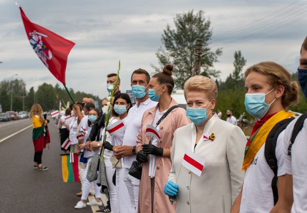 달리아 그리바우스카이 전 리투아니아 대통령을 비롯한 벨라루스 야당 지지자들은 23일 리투아니아 빌뉴스 동부를 가로지르는 리투아니아-벨라루스 국경 메디닌카이 인근에서 'Freedom Way'에 참여하고 있다. 