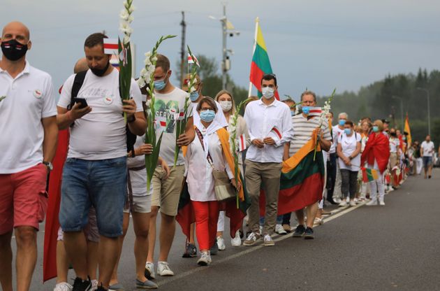 2020년 8월 23일 리투아니아 메디닌카이에서 벨라루스 국민들과 연대하는 모습을 보이고 있다. 