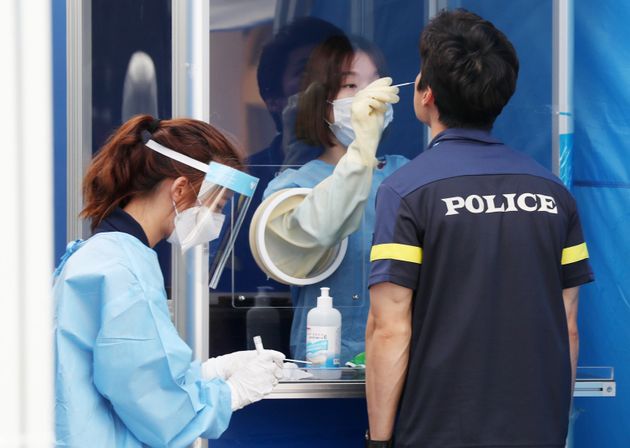 지난 15일 서울 광화문 일대에서 집회가 열릴 당시 현장에 투입된 경찰 대원들이 19일 서울 중구 서울지방경찰청 기동본부에 마련된 선별진료소에서 코로나19 진단검사를 받고 있다. 2020.8.19