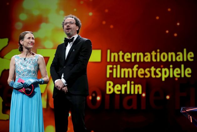 베를린국제영화제 디렉터 마리에테 리센베크(왼쪽)와 카를로 샤트리안이 인사말을 하고 있다. 베를린, 독일. 2020년 2월29일.