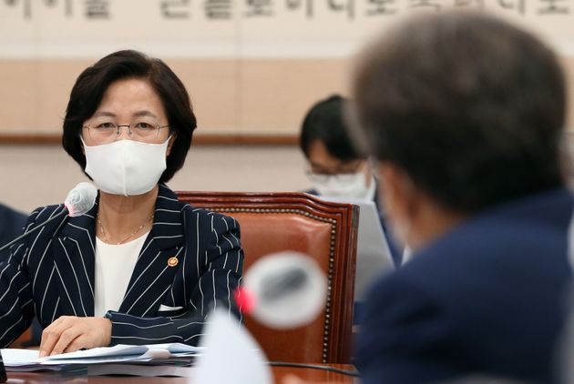 추미애 법무부 장관이 25일 오후 서울 여의도 국회에서 속개된 법제사법위원회 전체회의에서 의원들의 질의에 답변하고 있다.