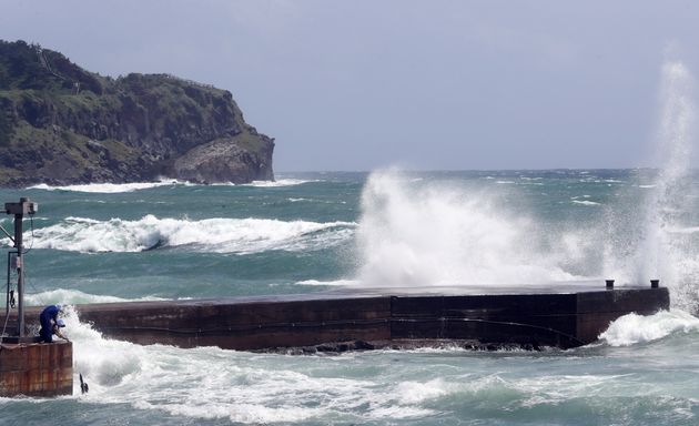 제8호 태풍 '바비(BAVI)'가 북상 중인 25일 오전 제주 서귀포시 대정읍 해상에 거친 파도가 치고 있다.