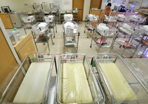 서울 중구의 한 병원 신생아실에 놓인 아기 바구니 곳곳이 비어 있다.