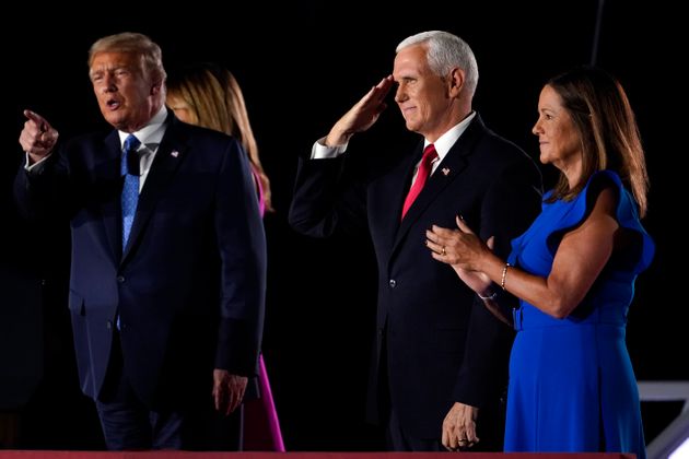 도널드 트럼프 대통령과 퍼스트레이디 멜라니아 트럼프, 마이크 펜스 부통령과 세컨드레이디 카렌 펜스가 무대 위에서 청중들의 환호에 답하고 있다. 볼티모어, 메릴랜드주. 2020년 8월26일.