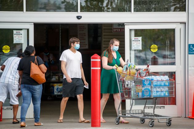마트를 방문한 사람들이 마스크를 쓰고 있다. 워싱턴DC, 미국. 2020년 8월15일.