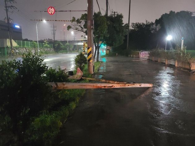 26일 오후 8호 태풍 '바비'가 몰고 온 강풍에 전남 여수시 흥국사 입구의 신호등이 도로로 쓰러져 있다.