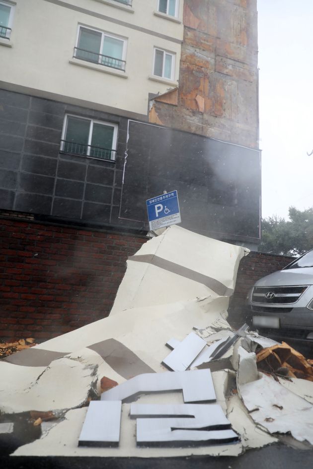 26일 오후 제주시 이도2동 아파트에서 외벽이 떨어져 승합차 한대가 파손되는 피해가 발생했다.
