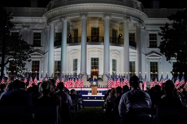 도널드 트럼프 미국 대통령이 백악관 사우스론에서 열린 공화당 전당대회 마지막 날 행사에서 대선후보 수락연설을 하고 있다. 2020년 8월27일.