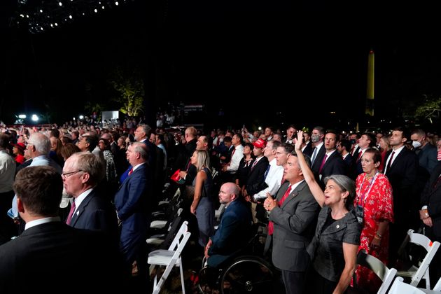 도널드 트럼프 대통령의 대선후보 수락연설을 지켜보기 위해 백악관 사우스론에 운집한 청중들. 대다수는 마스크를 착용하지 않았고, 사회적 거리두기는 전혀 지켜지지 않았다. 2020년 8월27일.