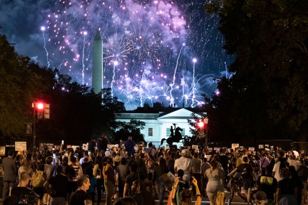 도널드 트럼프 대통령의 연설이 끝난 뒤, 화려한 불꽃놀이가 진행됐다. 사진은 백악관 인근에서 시위를 벌이고 있는 시민들이 야유를 보내고 있는 모습. 2020년 8월27일.