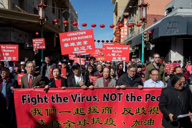 지난 2월 말 미국 샌프란시스코 차이나타운 커뮤니티에는 수백 명의 주민들이 거리로 나와 중국 커뮤니티를 겨냥한 인종차별에 항의했다.