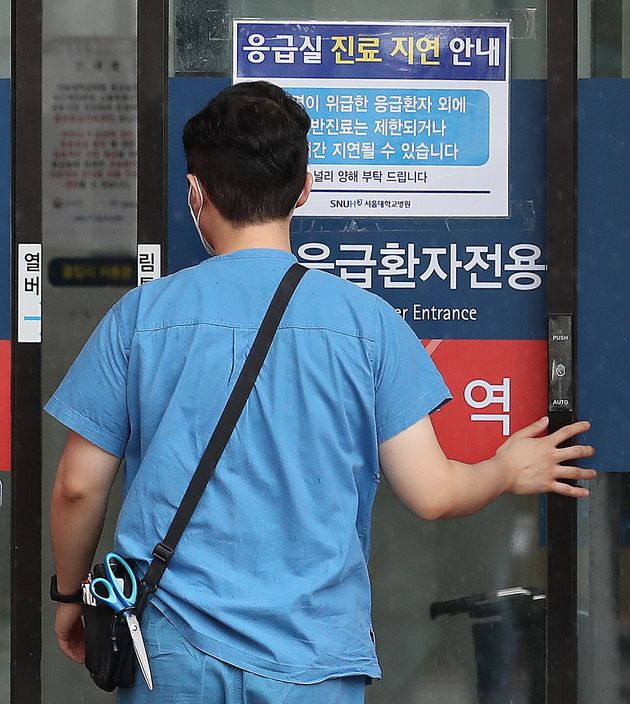 전국의사 2차 총파업(집단휴진) 이틀째인 27일 오후 서울 종로구 서울대병원 응급의료센터 입구에 응급실 진료 지연 안내문이 붙어 있다.