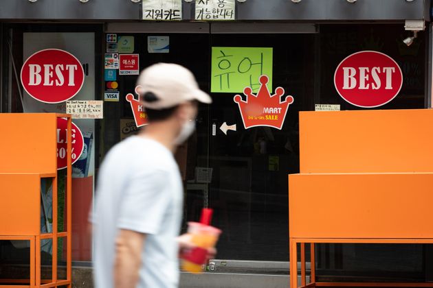 신종 코로나바이러스 감염증(코로나19)이 재확산되고 있는 30일 서울 명동의 한 상점에 휴업안내가 붙어있다.  