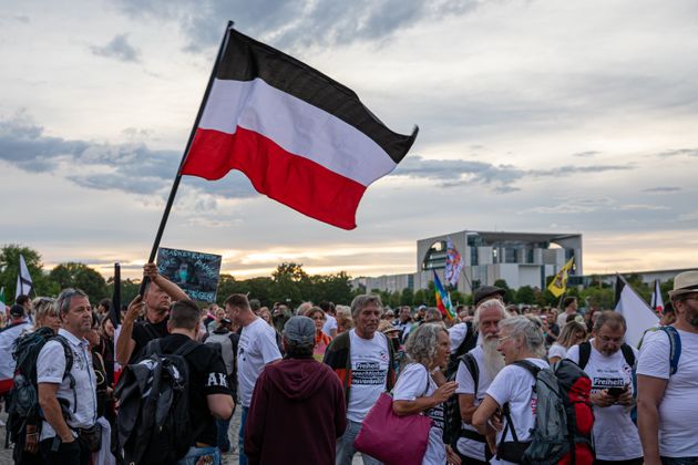 극우 단체와 코로나19 부인론자들이 주최한 이날 시위 참가자들 대부분은 마스크를 착용하지 않았다. 베를린, 독일. 2020년 8월29일.