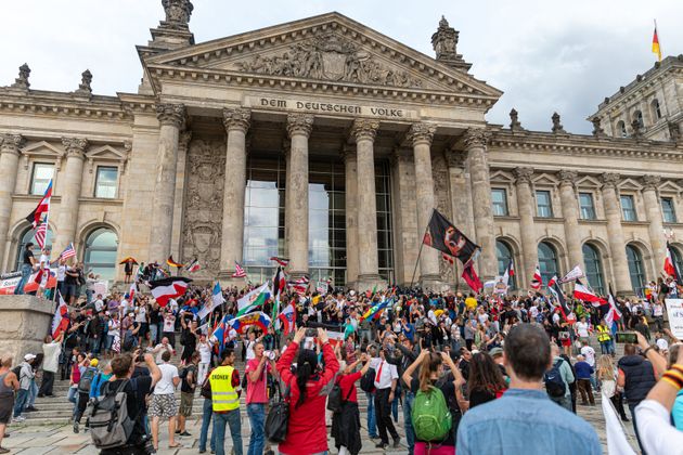 독일 국회의사당 앞에서 구호를 외치고 있는 코로나19 정부 방역지침 반대 시위대를 향해 시민들이 야유를 보내고 있다. 베를린, 독일. 2020년 8월29일.
