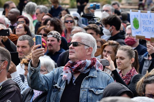 마스크 착용 의무화 등 정부의 방역지침에 반대하는 시위가 열리고 있다. 이 시위 참가자들도 대부분 마스크를 착용하지 않았다. 파리, 프랑스. 2020년 8월29일. 
