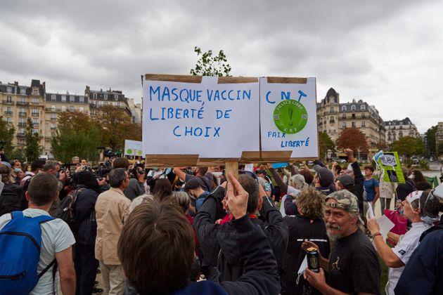 시위대는 정부의 마스크 착용 의무화 지침에 항의하며 '자유'를 외쳤다. 파리, 프랑스. 2020년 8월29일. 