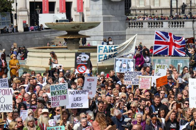 이곳 시위 역시 참가자 대부분은 마스크를 착용하지 않았다. 런던, 영국. 2020년 8월29일.