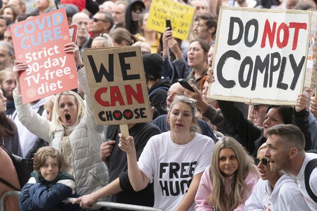 이날 시위는 정부의 마스크 착용 의무화, 봉쇄조치, 추적 역학조사, 백신 접종 등에 반대한다는 단체 '스탠드업 X'가 주최했다. 런던, 영국. 2020년 8월29일.