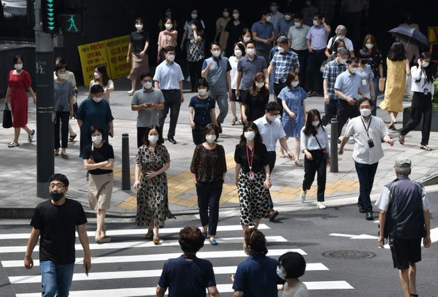 (자료사진) 서울의 한 거리에서 마스크를 착용한 시민들이 발걸음을 옮기고 있다. 2020년 8월20일.