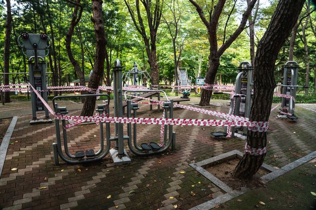 사회적 거리두기 격상에 따라 서울의 한 공원의 운동기구들이 폐쇄되어 있다. 2020년 8월26일. 