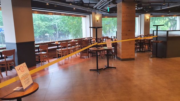 30일 오전 서울 종로구 광화문역 일대의 한 카페 좌석을 이용하지 못하도록 차단해 놓고 있다.
