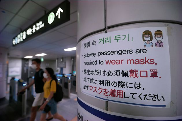 (자료사진) 서울의 한 지하철역에 안내문이 붙어있다. 최근 18일 동안 발생한 코로나19 확진자는 5100명을 넘는다. 