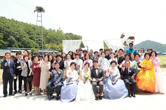 정푸른과 이종혁의 결혼을 축하하기 위해 모인 사람들.