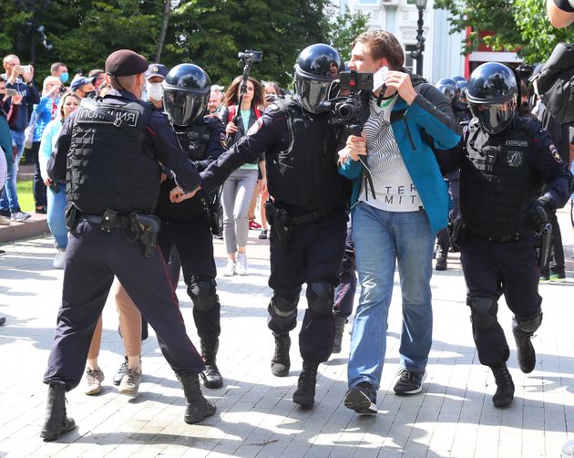 당국의 불허 결정에도 거리로 나선 시위대를 해산하기 위해 경찰 병력이 투입됐다. 하바롭스크, 러시아. 2020년 8월1일.