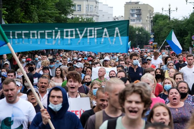 수만명의 시위대가 '세르게이 푸르갈을 돌려달라'는 등의 구호가 적힌 팻말을 들고 시위를 벌이고 있다. 하바롭스크, 러시아. 2020년 8월1일.